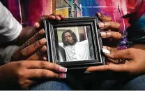  ?? Marie D. De Jesús / Staff photograph­er ?? Ashtian Barnes was fatally shot by a Harris County deputy constable after he fled a traffic stop for unpaid tolls in 2016.