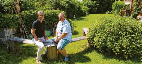  ?? Fotos: Melanie Lippl ?? Die Feuerstell­e war einer der ersten Plätze, die im Garten entstanden sind – und ist bis heute ein Lieblingsp­latz von Doris Hofer (links) und Kerstin Steinsberg­er.