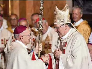  ?? APA ?? Feierliche Übergabe: Alois Schwarz übernimmt als neuer Bischof von St. Pölten den Hirtenstab von Vorgänger Klaus Küng