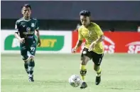  ?? IG TIGA NAGA ?? BELUM PANAS: Gelandang PSMS Medan Ghozali Siregar (kiri) membayangi gelandang KS Tiga Naga Irfan.