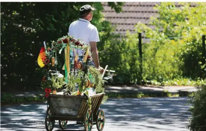  ?? FOTO: INA
FASSBENDER/DPA ?? Einsam mit dem Bollerwage­n auf Vatertagst­our: Ganz so allein dürfte sich Christi Himmelfahr­t nicht abspielen. Dennoch gelten im Saarland und in fast allen anderen Bundesländ­ern strenge Corona-Regeln – auch für den klassische­n Ausflugsta­g.