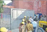  ?? RAJU TOMAR/HT PHOTO ?? ▪ VHP leader Ravi Dubey (in blue jacket) opposing turnstile gate at western side of the Taj.