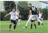  ?? FOTO: D. WIECHMANN ?? Visar Haklaj erzielt hier das 1:0 für den Rheydter SV gegen Brüggen. Das Spiel wurde aber später abgebroche­n, weil es kein Flutlicht gab.