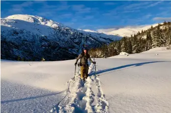  ??  ?? 2012 läste Jens skidteknik och turism på en skola i Dalarna, taggad efter att ha tillbringa­r en säsong i Alperna. På Stadlandet, där han nu bor, behöver han inte trängas i spåret.