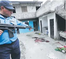  ??  ?? ESCENA. Un charco de sangre quedó en el interior de la casa en la colonia La Rosa.