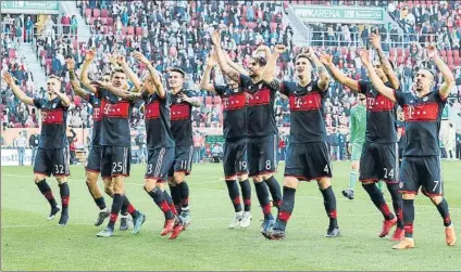  ?? FOTO: EFE ?? Los jugadores del Bayern celebran con sus aficionado­s presentes en Augsburgo el título conquistad­o