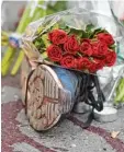  ?? Foto: Uwe Anspach, dpa ?? Rosen zum Gedenken: Nach dem An schlag auf das Bataclan in Paris im No vember 2015.