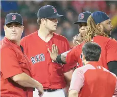  ?? /GETTY IMAGES ?? John Farrell (izq.), mánager de Boston, busca respuestas para el declive ofensivo del equipo que suma cuatro derrotas seguidas.