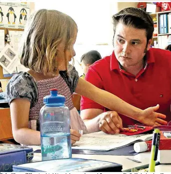  ??  ?? Stefan Wiesner (28) sagt, er ist nicht nur Lehrer, sondern auch Bezugspers­on für die Kinder in seiner Klasse