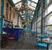  ?? Mike Sutter / Staff ?? Ocho’s dining room is a massive glass greenhouse overlookin­g the River Walk.