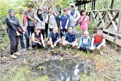  ??  ?? PARA peserta program dibawa melawat ke Telaga Minyak sebagai salah satu aktiviti inap desa di kampung berkenaan.