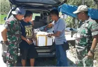  ?? KRIDA HERBAYU/JAWA POS RADAR BANYUWANGI ?? DILEPASLIA­RKAN: Barang bukti baby lobster yang disita dari seorang kurir bernama Lukman Efendi kemarin.