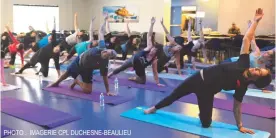  ?? PHOTO : IMAGERIE CPL DUCHESNE- BEAULIEU ?? L’exercice de yoga, diffusé en direct sur Facebook par la 2e Division de l’Armée canadienne, était présenté pour la première fois à Bagotville le 8 mars dernier. Les membres ont été nombreux à se prêter à l’expérience.