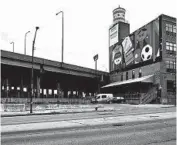  ?? TERRENCE ANTONIO JAMES/ CHICAGO TRIBUNE ?? The Mural Building at 1735 N. Ashland Ave. in Chicago, right, is going up for sale.