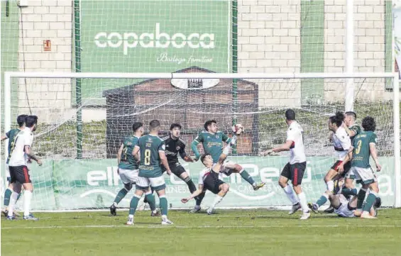  ?? JORGE VALIENTE ?? Remate de media chilena de Albur que supuso el gol del Unión Adarve al borde del descanso.