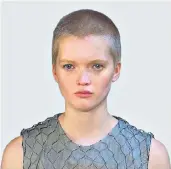  ??  ?? Model Ruth Bell (hier 19) war 2015 eine der ersten, die den Radikalsch­nitt wählten. Seither liegt der Buzz Cut im Trend.