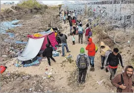 ?? ?? Juárez. Migrantes permanecen en las inmediacio­nes del Río Bravo.