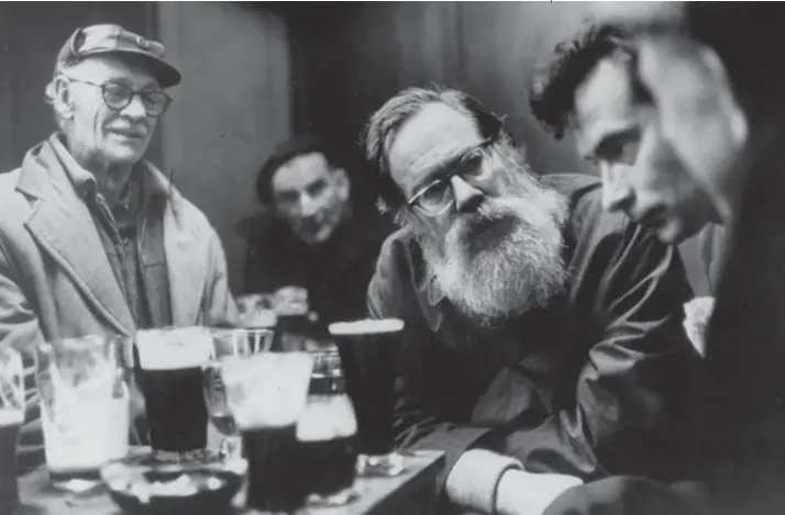  ??  ?? Dichter John Berryman (m.) in de pub met drinkebroe­rs. © Terence Spencer/The LIFE Picture Collection/ Getty Images