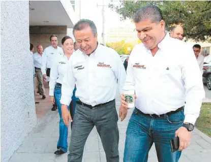  ?? MANUEL GUADARRAMA ?? César Camacho Quiroz y Miguel Ángel Riquelme Solís estuvieron en el corporativ­o de Multimedio­s Laguna.