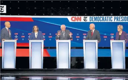  ?? AP ?? Atenta. Warren, primera a la derecha, junto a Joe Biden y Bernie Sanders, en el debate demócrata de Ohio.