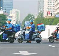  ?? REUTERS ?? Ele.me drivers get ready for food deliveries in Beijing.