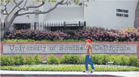  ?? FOTO: AFP ?? Zahlreiche wohlhabend­e Amerikaner haben zig Millionen Dollar spendiert, um ihre Kinder an Universitä­ten mit klangvolle­n Namen unterzubri­ngen – sei es an der University of Southern California in Los Angeles oder an der Harvard University.