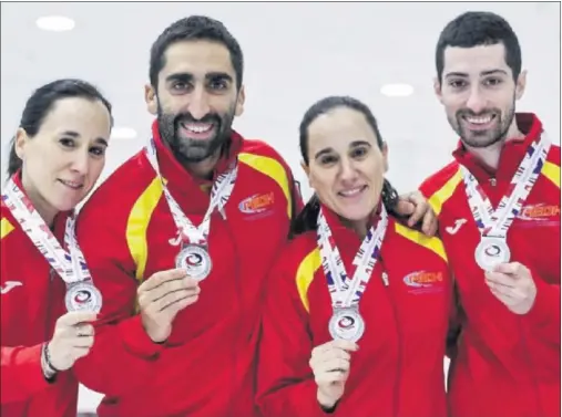 ??  ?? FELICIDAD. Oihane Otaegi, Mikel Unanue, Leire Otaegi y Sergio Vez posan con la medalla de plata lograda en el Mundial de Canadá.