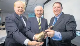  ?? Photo / Jason Oxenham ?? Shareholde­r Alistair Hutchison, chairman Sir John Wells and managing director Peter Harris at the CBL listing in 2015.