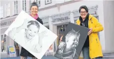  ?? FOTO: CARA IRINA WAGNER, FOTOHAUS HIRSCH ?? Silke Hampp (links) von der Down-Syndrom-Elterngrup­pe und die Geschäftss­tellenleit­erin des Stadtmarke­tingverein­s, Susanne Vierkorn, freuen sich auf tolle Fotos in Nördlinger Schaufenst­ern.