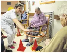  ??  ?? Les séances de gymnastiqu­e douce permettent aux personnes âgées de travailler différents mouvements.