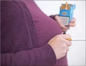  ??  ?? Il y a un intérêt à arrêter de fumer, à n’importe quel stade de la grossesse.