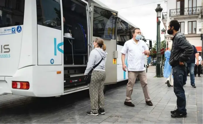  ??  ?? Dokter Karl Lafaut begeleidt de bus. ‘Dat de vaccinatie­campagne in Brussel duurder is? Het vraagt hier meer inspanning om mensen uit bepaalde groepen te bereiken.’