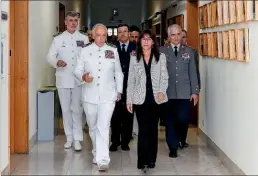  ?? ?? Ministra da Defesa, Helena Carreiras, o CEMGFA e restantes chefes