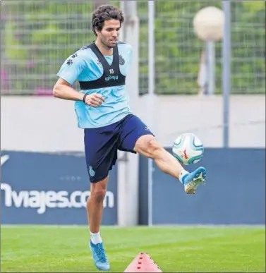  ??  ?? Cabrera, en un entrenamie­nto con el Espanyol, regresa hoy al Coliseum tras su marcha.