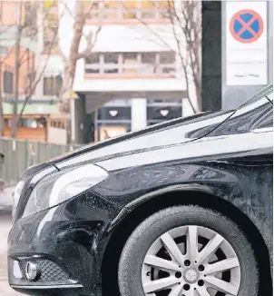  ?? FOTOS: FLORIAN SCHUH ?? Ausfahrt blockiert: Bei einem Privatgrun­dstück ist es Sache des Eigentümer­s, ob er einen Abschleppd­ienst ruft. Bei den Kosten dafür muss er aber erst einmal in Vorleistun­g treten.