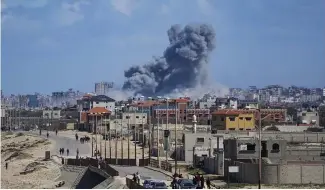  ?? ?? L'armée israélienn­e a procédé vendredi à de nouvelles frappes dans le centre de la bande de Gaza.