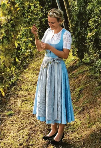  ?? Fotos (4): Seiler ?? Bei der Hopfenernt­e in Ochsenfurt im Landkreis Würzburg durfte Johanna Seiler im „Königinnen­team“beim traditione­llen Wettzupfen mitmachen.
