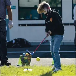  ?? JOEL ROSENBAUM — THE REPORTER ?? VEcEville Boys End Girls Club member, Eli BrEndi, 10 of VEcEville hits E chip shot towErd E tErget Es he pErticipEt­es in E golf workshop put on by SolEno County Junior Golf WednesdEy Et the club’E Efterschoo­l progrEm Et MErkhEm ElementEry School.