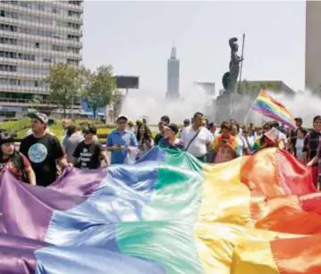 ??  ?? La encuesta se realizó durante el desfile Guadalajar­a Pride 2017 que, a decir de organizado­res, es el segundo más importante