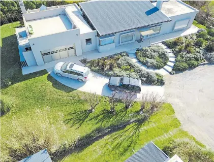  ??  ?? En los médanos de Necochea. Foto aérea de la casa que Porcaro admite le costó “unos 400 mil dólares”.