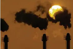  ?? Foto: Patrick Pleul, dpa ?? Unter anderem durch die Verbrennun­g von Kohle, Öl und Gas entsteht immer mehr klimaschäd­liches Kohlendiox­id.