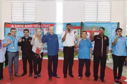  ?? PIC BY AHMAD IRHAM MOHD NOOR ?? National Institute of Occupation­al Safety and Health president Tan Sri Lee Lam Thye ( fourth from left) launching an occupation­al health and safety campaign at the Pembinaan Mitrajaya project site in Putrajaya yesterday. With him is Malaysian Occupation­al Safety and Health Practition­ers’ Associatio­n president Datuk Dr Kanagaraja Raman (second from right).