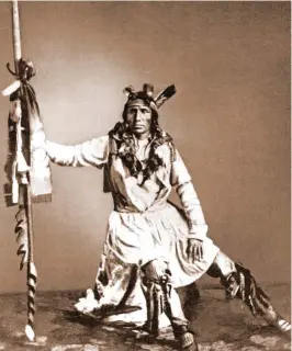  ??  ?? PARTIDARIO DE LA
PAZ. Pequeño Cuervo, jefe sioux dakota, viajó a Washington en 1858 para negociar (arriba, antes de la entrevista), lo que le trajo problemas con los suyos.