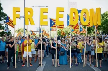  ??  ?? Making their stand: Protesters demonstrat­ing in Barcelona for the release of separatist leaders held over their role in the region’s secession bid and the return of those who fled abroad into self-exile. — AFP