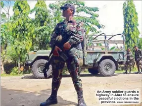  ?? ERNIE PEÑAREDOND­O ?? An Army soldier guards a highway in Abra to ensure peaceful elections in theprovinc­e.