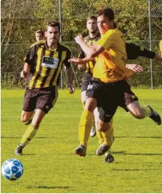  ??  ?? Voller Einsatz von Stefan Reiber (vorne) im jüngsten Heimspiel gegen die SG Birkhausen-Munzingen.