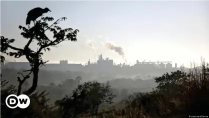  ??  ?? Silo y fábrica de derivados de la soja del consorcio estadounid­ense Cargill en Morgengrau­en, Brasil, en una imagen de archivo.