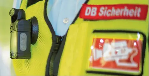  ?? Foto: Monika Skolimowsk­a, dpa ?? Auf der Weste dieses Sicherheit­sdienst Mitarbeite­rs der Deutschen Bahn ist eine sogenannte Body Cam befestigt. Das Bild entstand in Berlin, wo die Technik bereits getestet worden war.