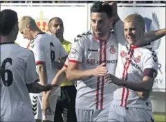  ??  ?? GOLEADOR. Benja celebra un gol con sus compañeros.