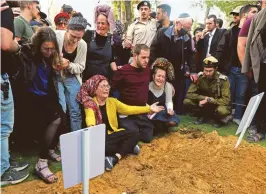  ?? ?? Funeral de los dos he rmanos israelíes en un cementerio de Jerusalén